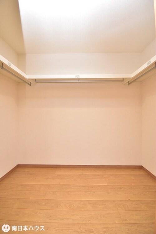 その他 【ウォークインクローゼット】3面に枕棚、パイプハンガー付きの広々クローゼットです♪