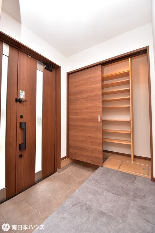 玄関 【玄関】シューズインクローク付きの玄関です！