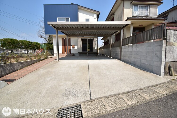 その他 【駐車場】駐車4台！カーポート付き！普通車2台と軽自動車2台が駐車可能な広さがあります♪