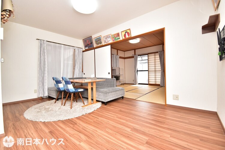 居間 【リビング】13.5帖のリビングです！一部リフォーム済みで室内程度良好なお家です♪