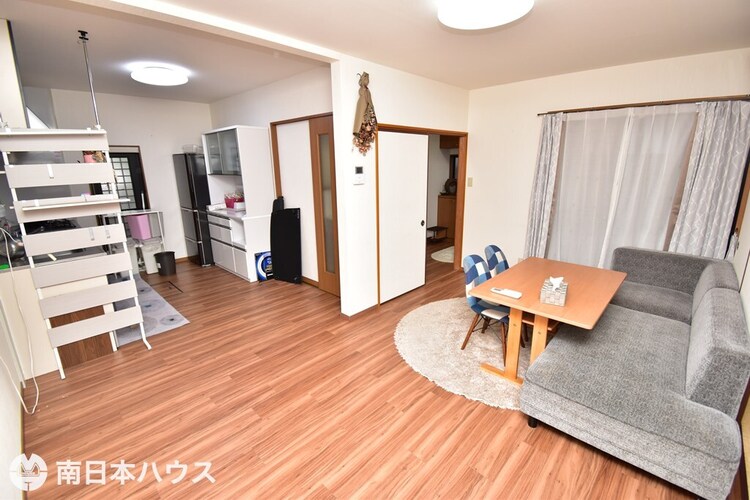 居間 【リビング】13.5帖のリビングです！一部リフォーム済みで室内程度良好なお家です♪