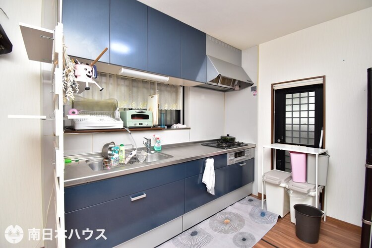 キッチン 【キッチン】2020年にキッチンを新調しています♪吊戸棚付きで収納豊富です♪