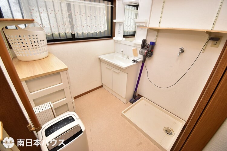 その他 【洗面所】広さに余裕のある洗面脱衣所です！窓付きで湿気の多い水回りも自然換気が出来ます♪