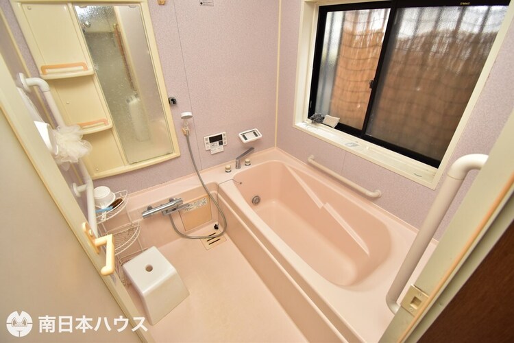 風呂 【浴室】窓付きの浴室で自然換気できます♪