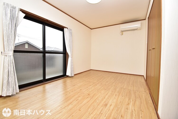 内装 【洋室】8帖の洋室です！東南向きのバルコニー面した明るい室内です♪