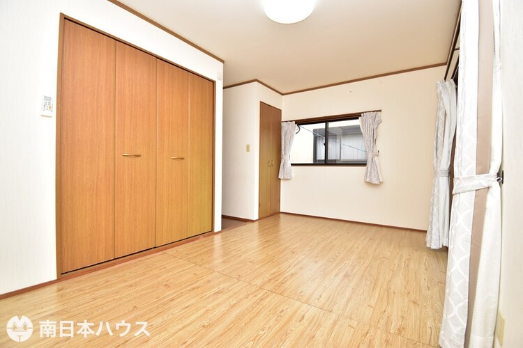 内装 【洋室】8帖の洋室です！全居室に収納があり、お部屋を広く有効にお使い頂けます♪