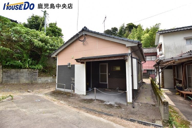 外観 北向き道路【敷地面積132.23m2(39.99坪)】駐車1台分！即日室内のご見学が可能です♪