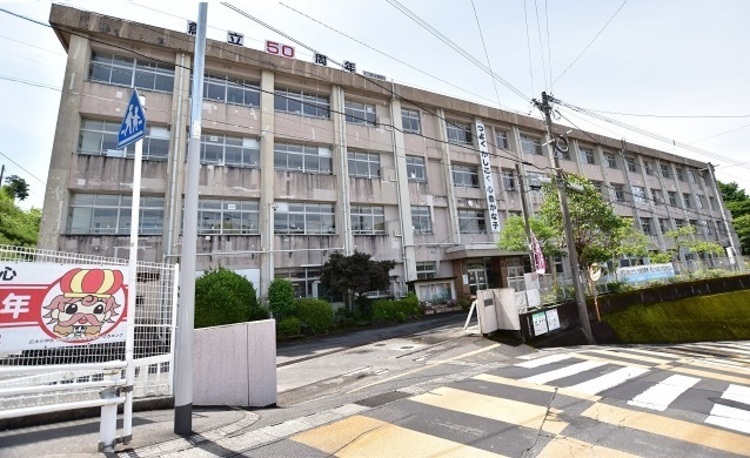 周辺 広木小学校【鹿児島市立広木小学校】は、広木1丁目に位置する1965年創立の小学校です。令和3年度の生徒数は675人で、28クラスあります。校訓は「つよく　かしこく　心… 徒歩 約20分（約1600m）