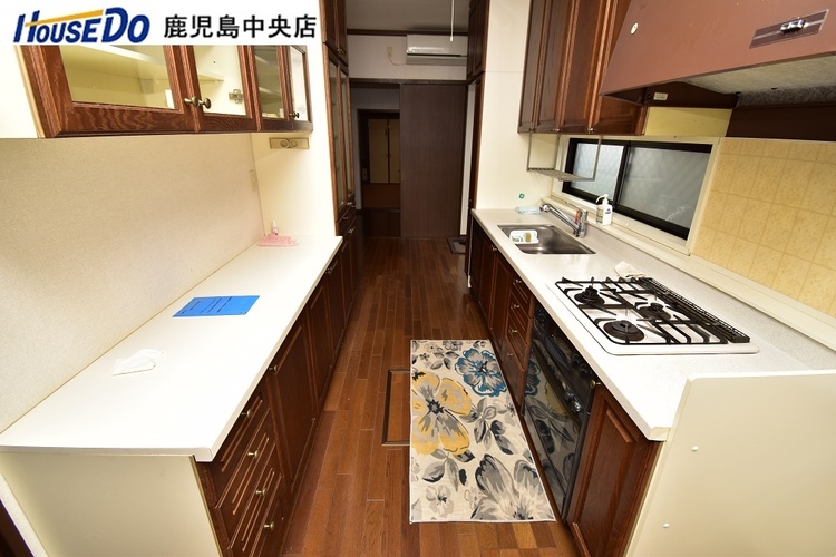 キッチン 【キッチン】キッチンは玄関からの廊下と洗面所へとつながる間取りとなっています♪