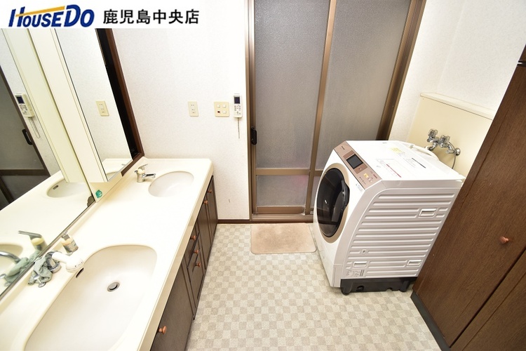 その他 【洗面所】収納棚も備えた洗面所です♪