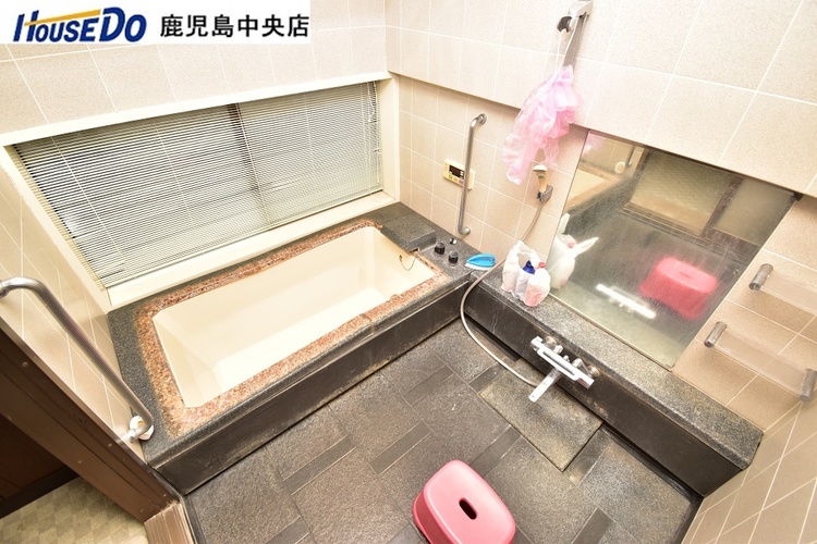 風呂 【浴室】広さのある浴室は窓付きです♪