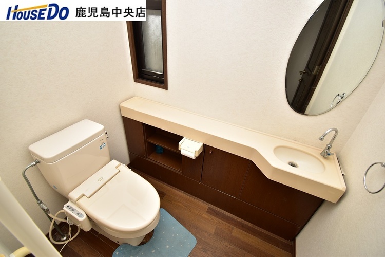 その他 【1階トイレ】手洗い器付きの余裕のある広さのトイレです♪