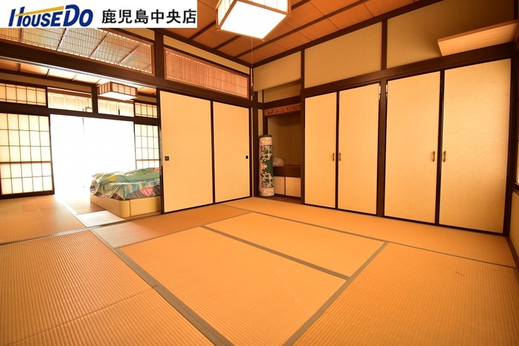 内装 【1階和室】8帖の和室です！続き間を開ければ16帖の広々空間になります♪