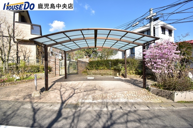 その他 【駐車場】駐車3台分！カーポートには普通車2台分、カーポート横に軽自動車1台分駐車可能です♪