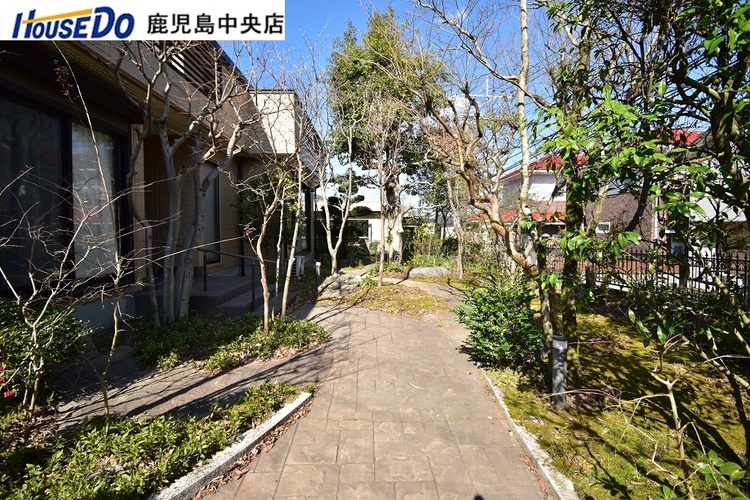 その他 【庭】造り込まれた庭付きのお家です！
