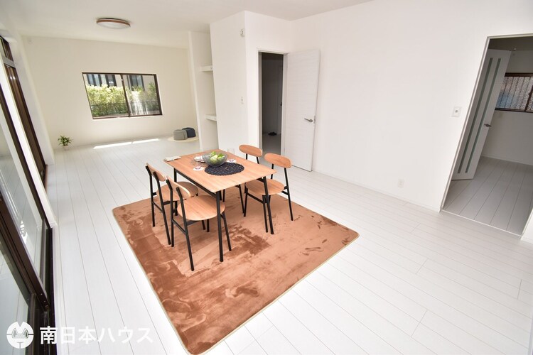 居間 【リビング】約18帖の広々リビングです！キッチンとは独立しているので調理の熱や匂いが気になりません♪