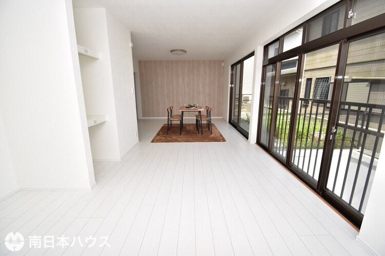 居間 【リビング】約18帖のリビングです！南向きの大きな窓から日が差す明るいリビングです♪