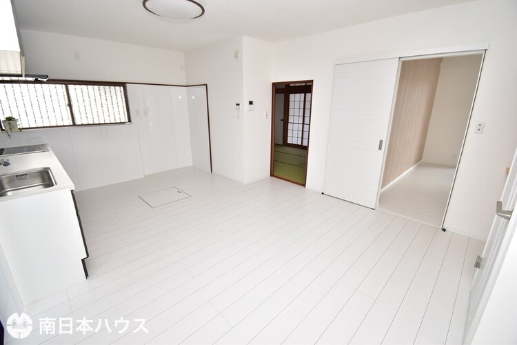 キッチン 【ダイニングキッチン】広々としたダイニングキッチンは食器棚や冷蔵庫などを置いても余裕の広さ♪