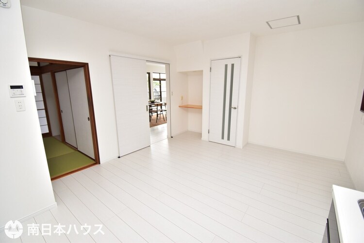 キッチン 【ダイニングキッチン】リビング、廊下、和室につながるダイニングキッチンです！勝手口もあります♪