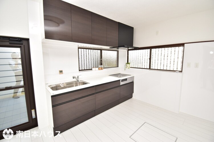 キッチン 【キッチン】吊戸棚付きのシステムキッチンです！窓も多く自然換気もできます♪