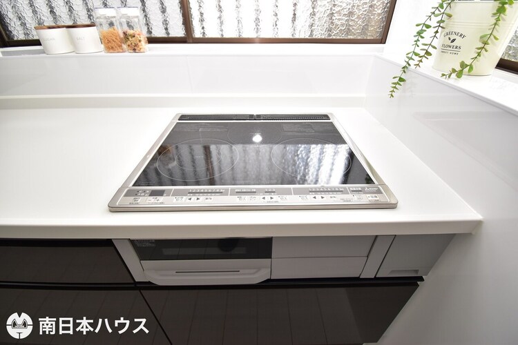 その他 【IHクッキングヒーター】3口のコンロとグリル付き！お手入れのしやすさが魅力のキッチンです！