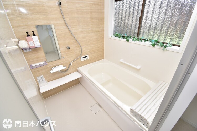 風呂 【浴室】システムバスに新調してあります♪大きな窓で換気も充分にできます！