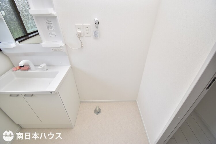 その他 【洗濯機置場】水栓などを新調済みです！洗面所の床やクロスも張替えなどのリフォームを行っています♪