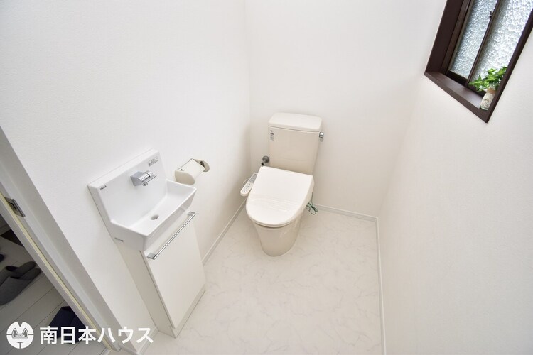 その他 【1階トイレ】ゆったりとした広さのあるトイレです！手洗い器付きで来客時も便利です♪