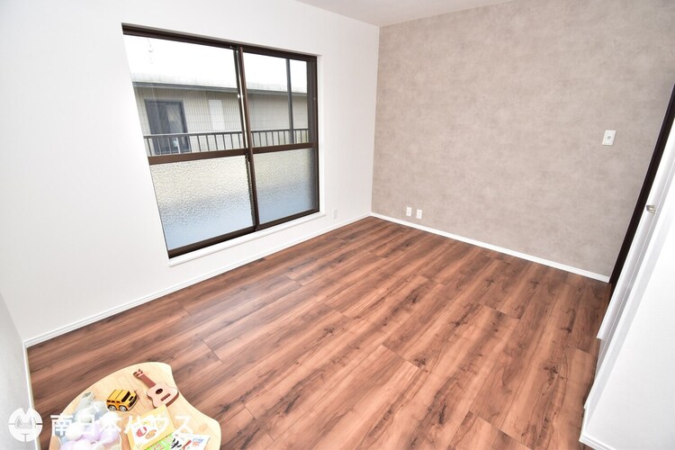 内装 【洋室】全居室南向きに面した窓があり、日当たり良好な室内です♪バルコニーにも出入りできます！