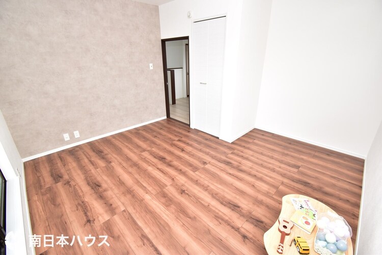 子供部屋 【洋室】リフォームをして床やクロス、建具などを新調してあります！即入居も可能です♪