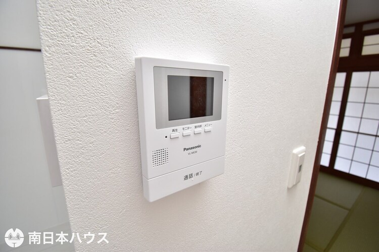 その他 【モニター付きインターホン】玄関周りを確認でき、留守のときなども訪問者を確認できるので防犯面で安心！