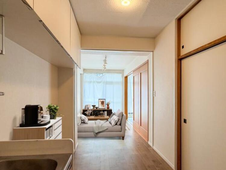 居間 リビング（配置してある家具はCGによるイメージです）くつろげるリビングは話に夢中になりすぎて時間を忘れてしまう。そんな束の間の幸せを感じられる空間です。