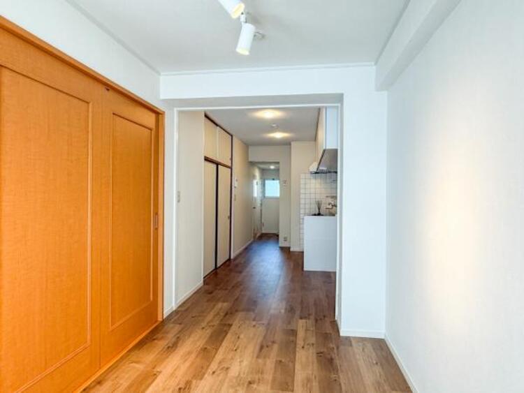 居間 ゆとりあるキッチンスペースを備えるリビングは家族が1番くつろげる癒しの空間です。