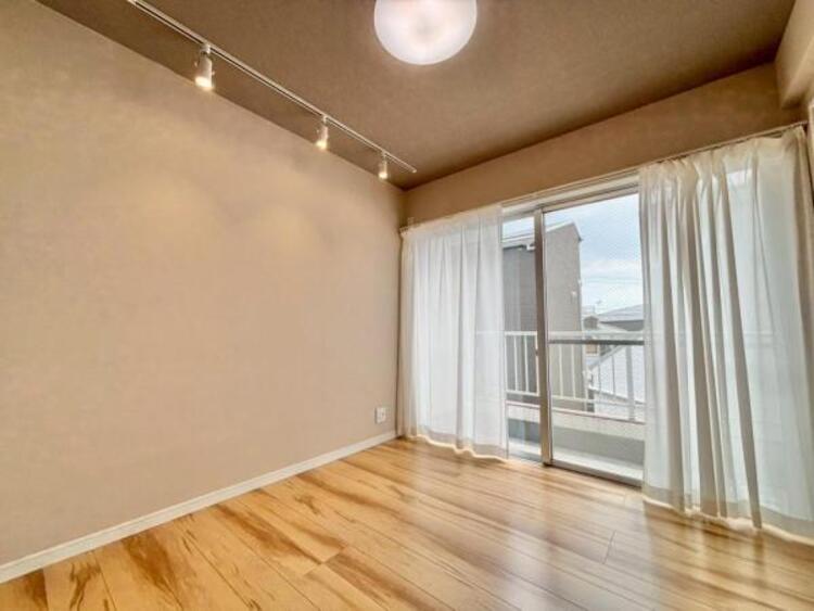 内装 独立性を高めたお部屋。たっぷりの収納も配備しており、片付いた空間を現実出来そう。陽光も降り注ぐ明るく開放的な空間が魅力的。大きなWICがございます。
