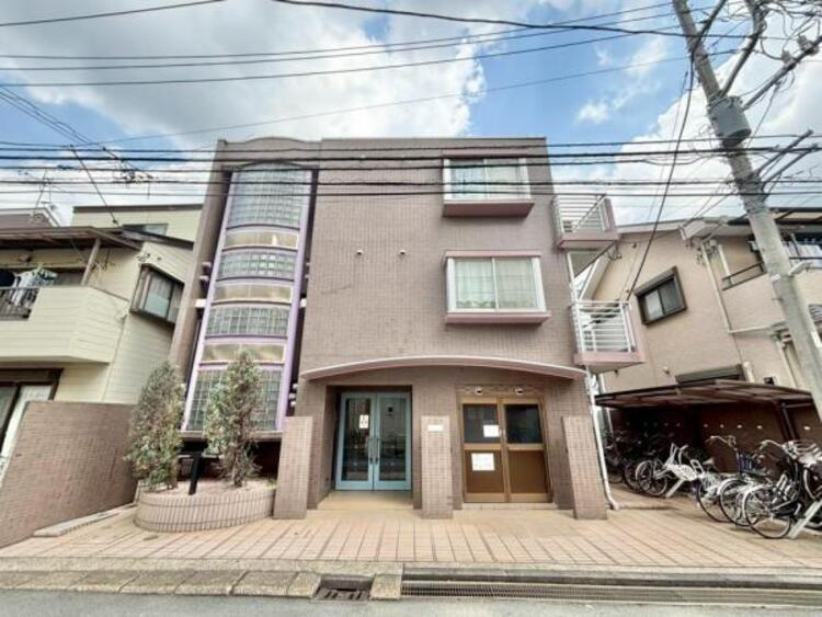 外観 凛とした表情を見せる外観は時の移り変わりの中で様々な表情を見せてくれます。素材の持つ独特な存在感により「永く住み続ける住まい」にふさわしい住宅が完成しました。