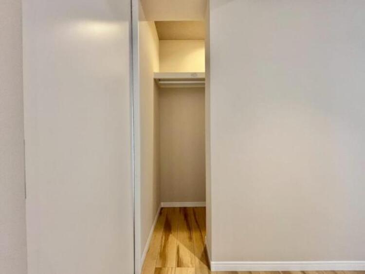 収納 たくさんの洋服をかけることができる収納力と取り出しやすさが魅力のウォークインクローゼット。普段使わない家電やスーツケース、ストック品など何でも片付く嬉しい空間です。(WIC)