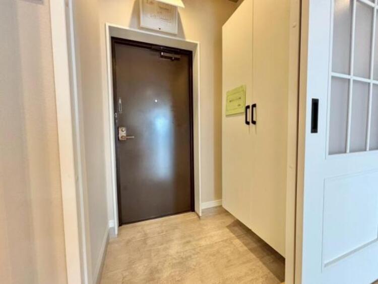 その他 上質感漂う玄関と廊下。居住者の帰り、訪れる方を優しく迎える・安らぎに満ちた生活空間を予感させる。健やかな暮らしを楽しめそう 。