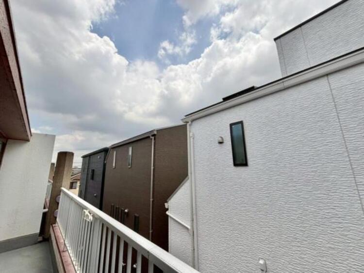 その他 青いキャンパスに描かれた未来。この街に移り住み、この街で過ごす私たちの未来は、きっとこの雲のようにいろいろな形の幸せへと変わり、溢れるほど運んで来てくれることでしょう。