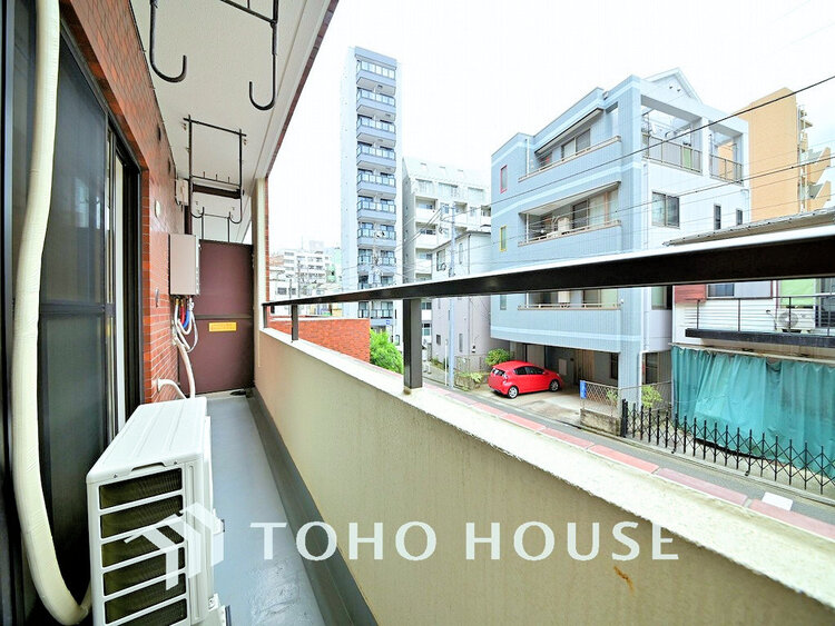 バルコニー 日当たりの良いバルコニーで晴れの日の洗濯物も楽しみになりますね