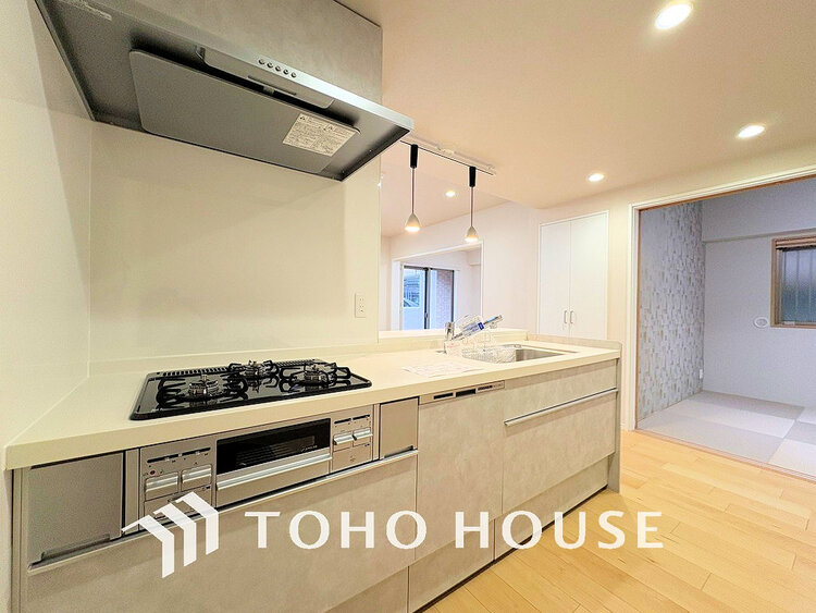 キッチン 対面キッチンからはリビング全体が見渡せてお子様がいても安心な空間