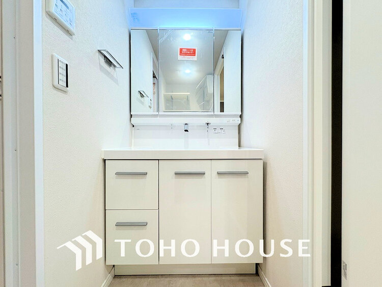 洗面 洗面台には三面鏡を採用。身だしなみを整えやすく収納量も良好です