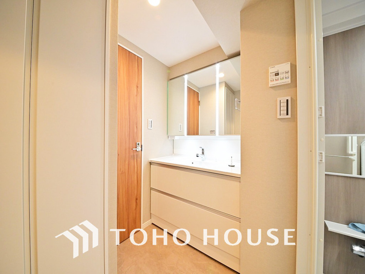 洗面 白を基調とした清潔感のある洗面室で朝の身支度を