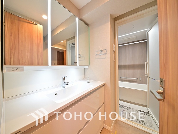 洗面 洗面台には三面鏡を採用。身だしなみを整えやすく収納量も良好です