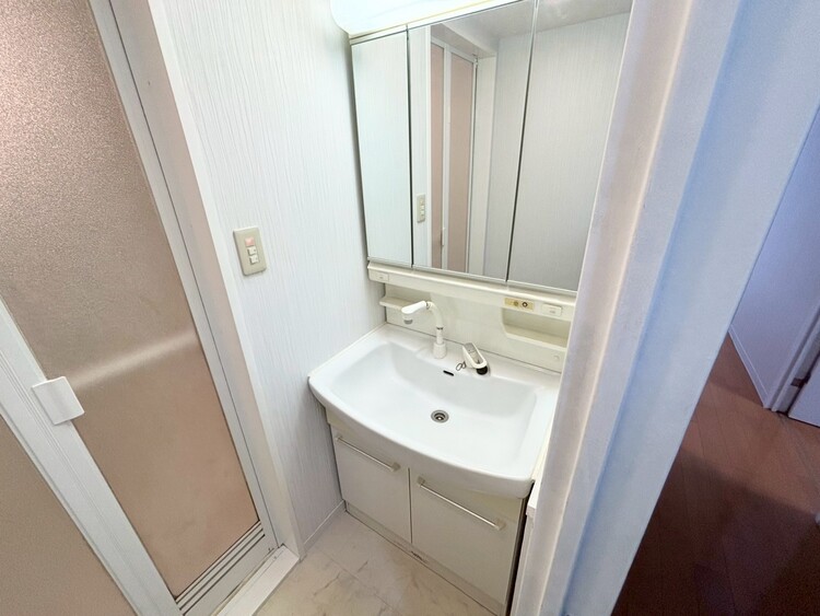 その他 清潔感を感じられる洗面化粧台。