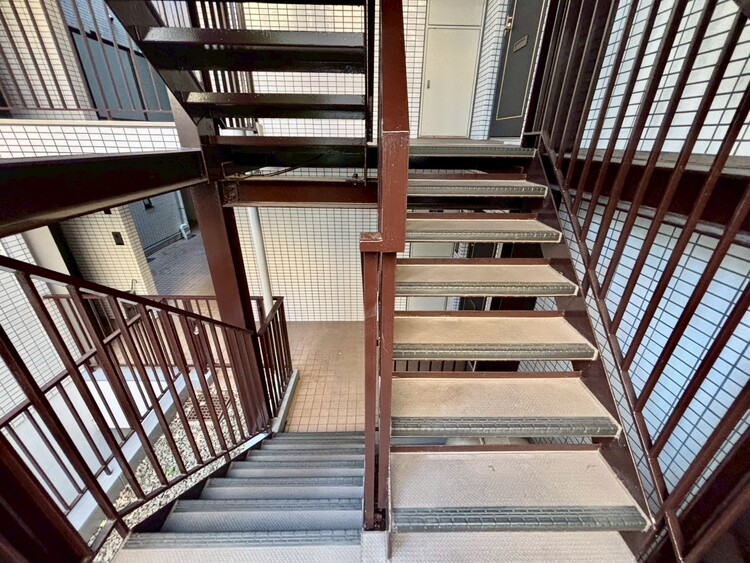 その他 共用部の階段です。明るく清潔に管理されています。