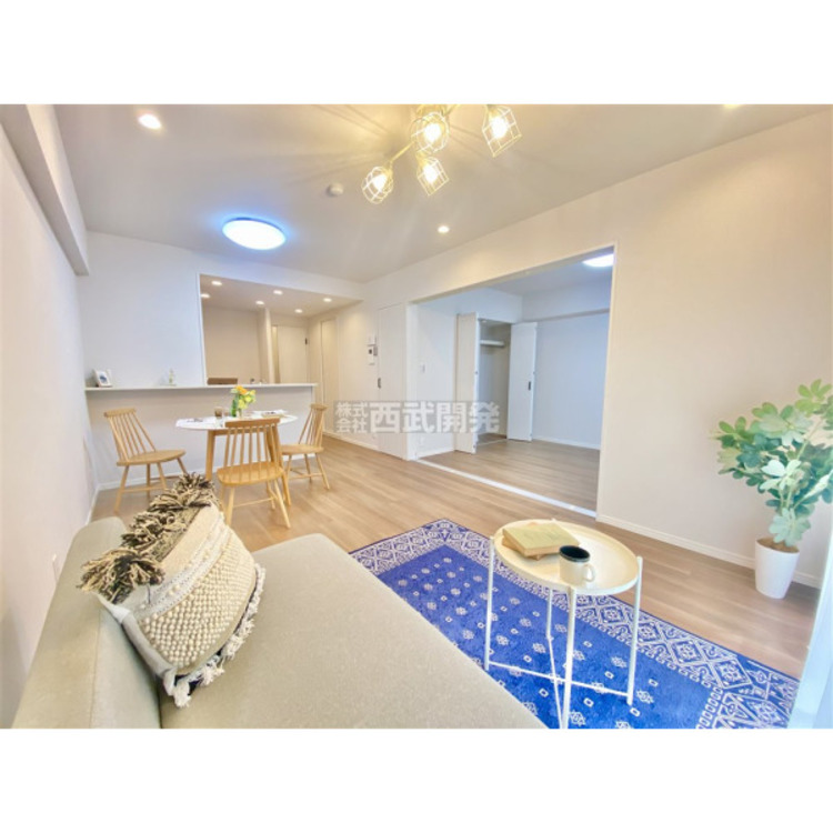 居間 13.5帖のＬＤＫは家族みんなの快適空間です。お食事したりおしゃべりしたり、家族の絆を育むセントラルスペースです。