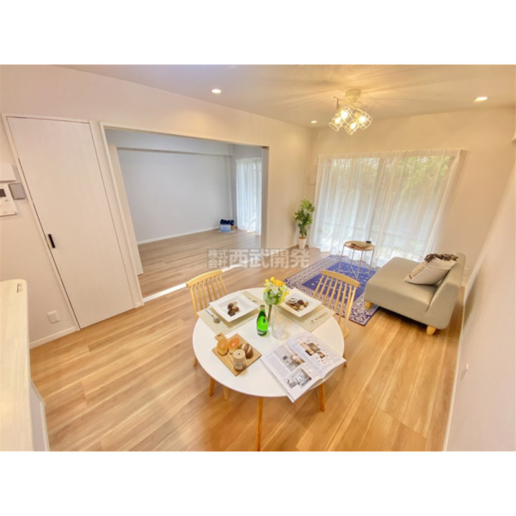 居間 洋室と続いているLDK。小さなお子様がいらっしゃるご家庭でも、家事をしながら全体を見渡せるので安心です。