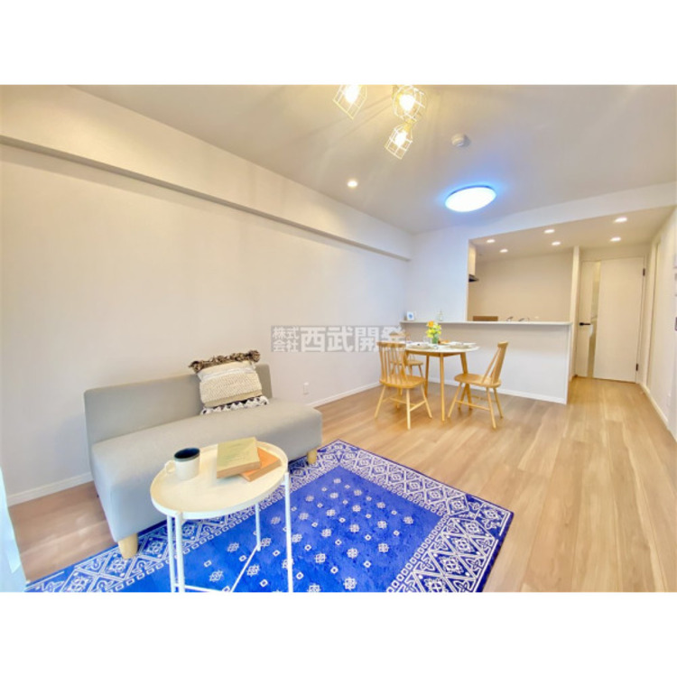 居間 13.5帖のＬＤＫは家族みんなの快適空間です。お食事したりおしゃべりしたり、家族の絆を育むセントラルスペースです。