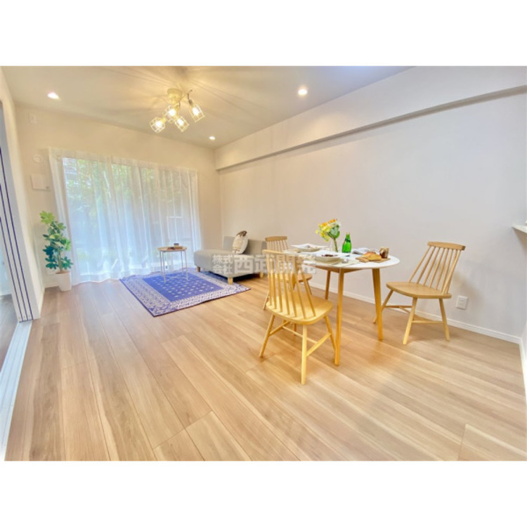 居間 柔らかな光が射し込む家族団らんのＬＤＫ