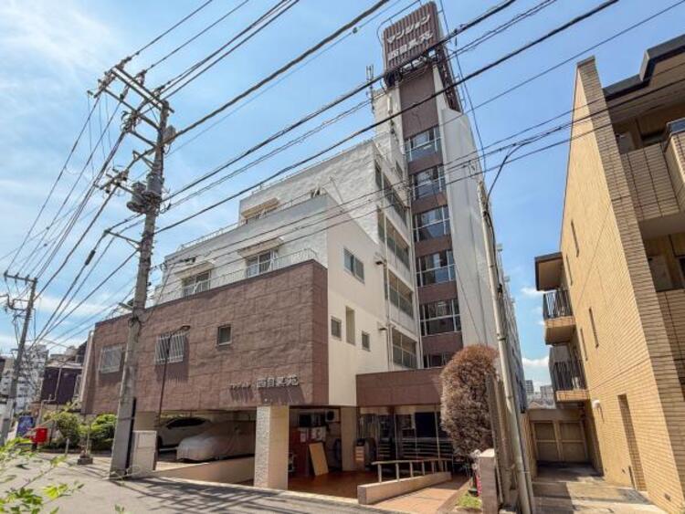 外観 街に溶けこみ美しい景観を生み出すこの邸宅は、採光や風通しまで考え抜いて造り上げました。